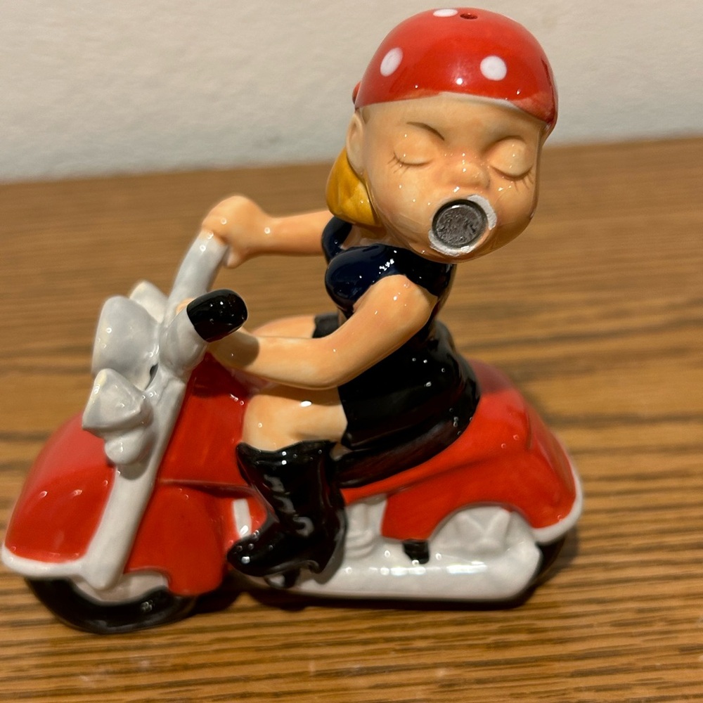 Mwah Magnetic Kissing Motorcyclist Salt & Pepper Shakers - Picture 4 of 10